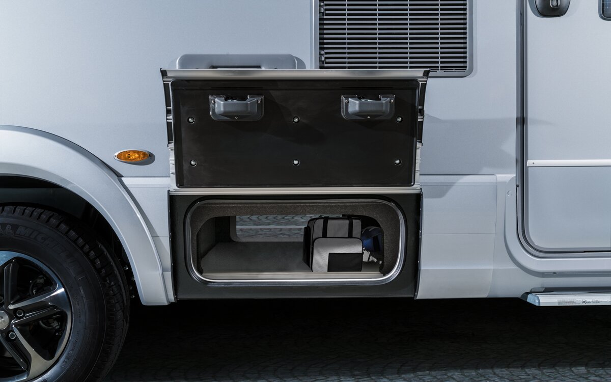 Dobbelt åpnet gjennomlastingsrom, fylt med to vesker i HYMER B-ML T