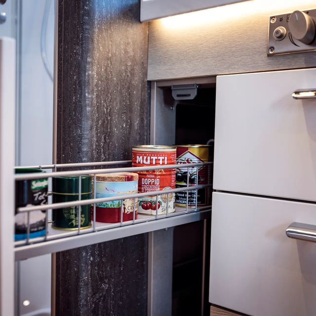 Åpen og med forsyninger fylt apotekerskuff i kjøkkenblokken på HYMER B-Klasse MasterLine