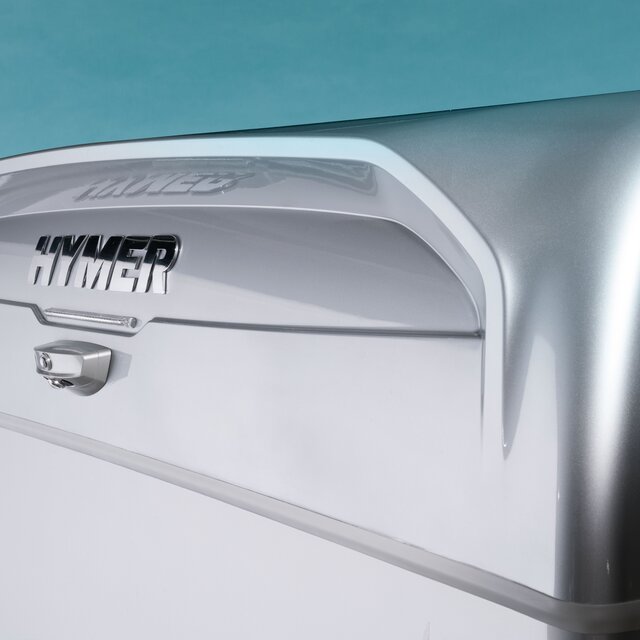 Ryggekamera og HYMER-logo i krom, plassert øverst på baksiden av HYMER-bobil Exsis-t