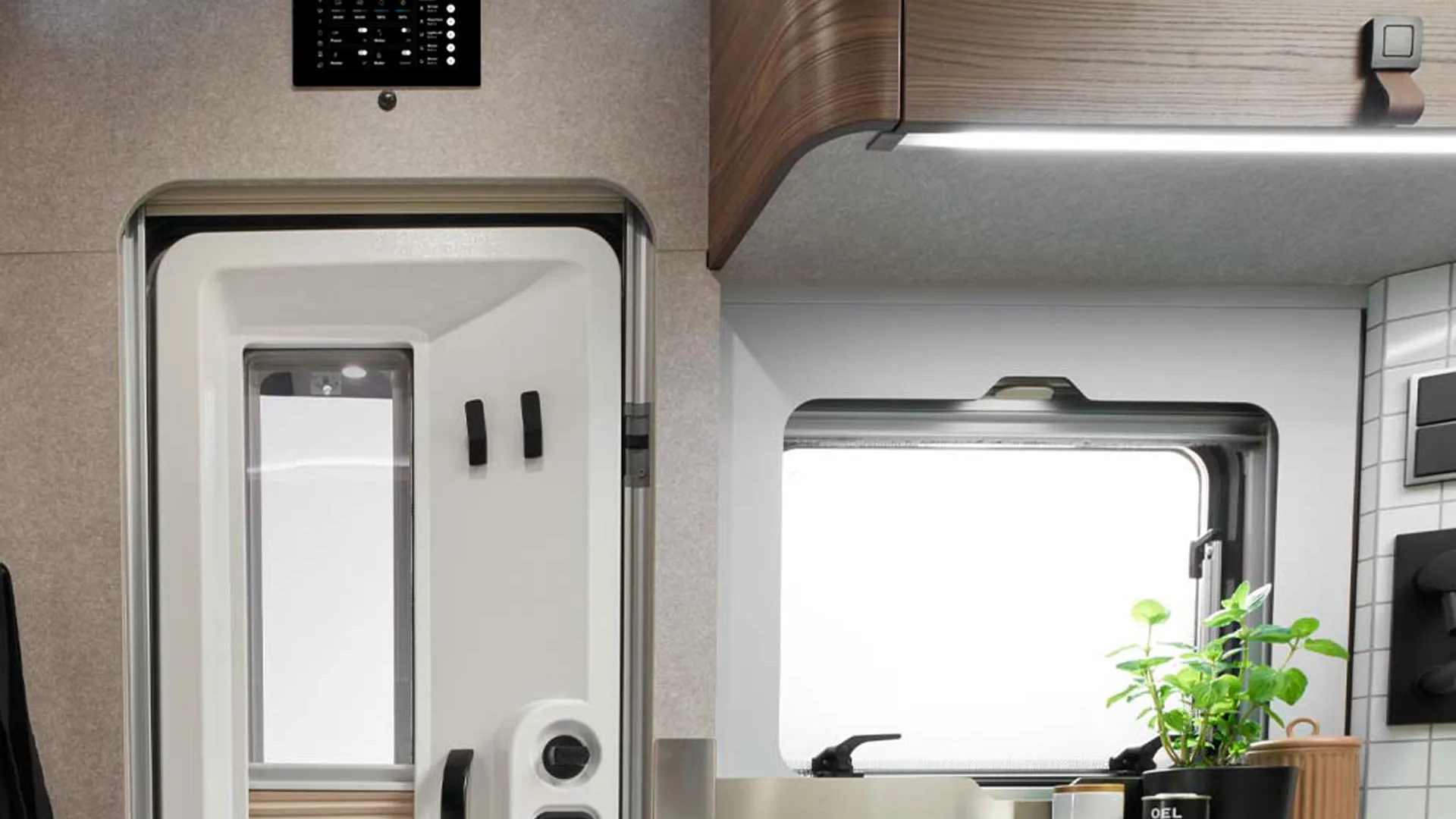 I HYMER ML-T är HYMER Connect Display placerad ovanför ingångsdörren.