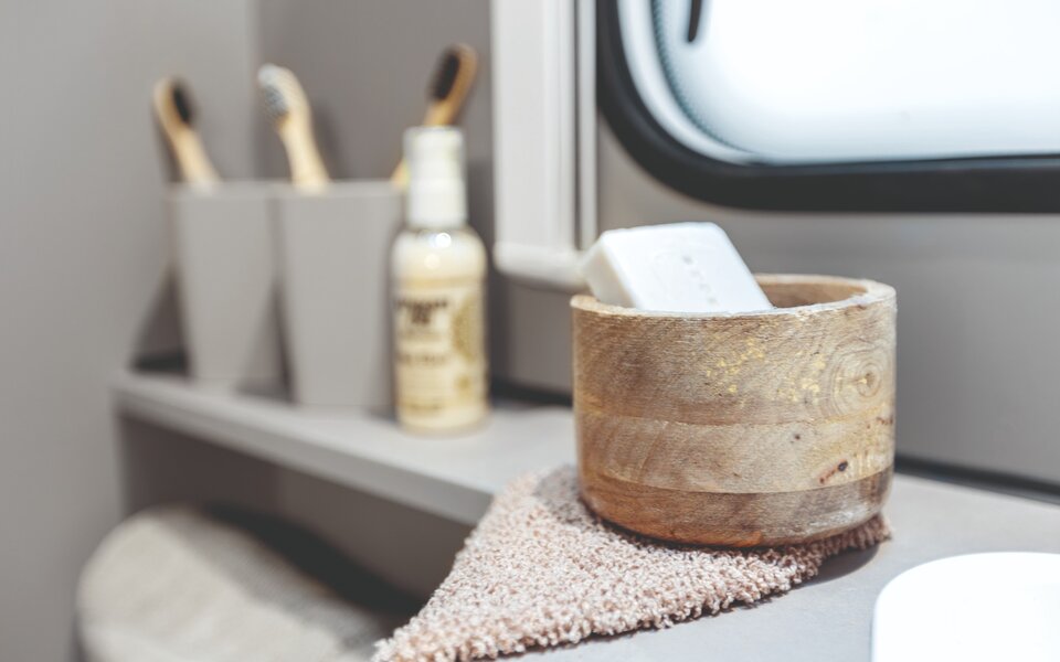 De foto toont toiletartikelen van dichtbij in een LMC Sassino caravan.