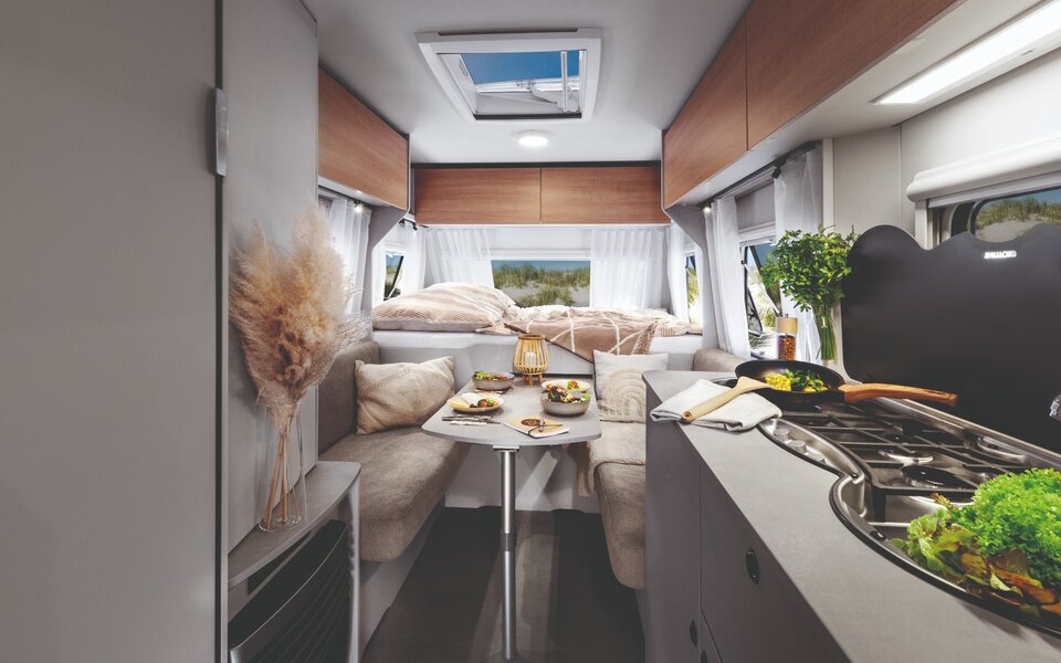 De foto toont het stijlvolle en goed uitgeruste interieur van een LMC Sassino caravan.